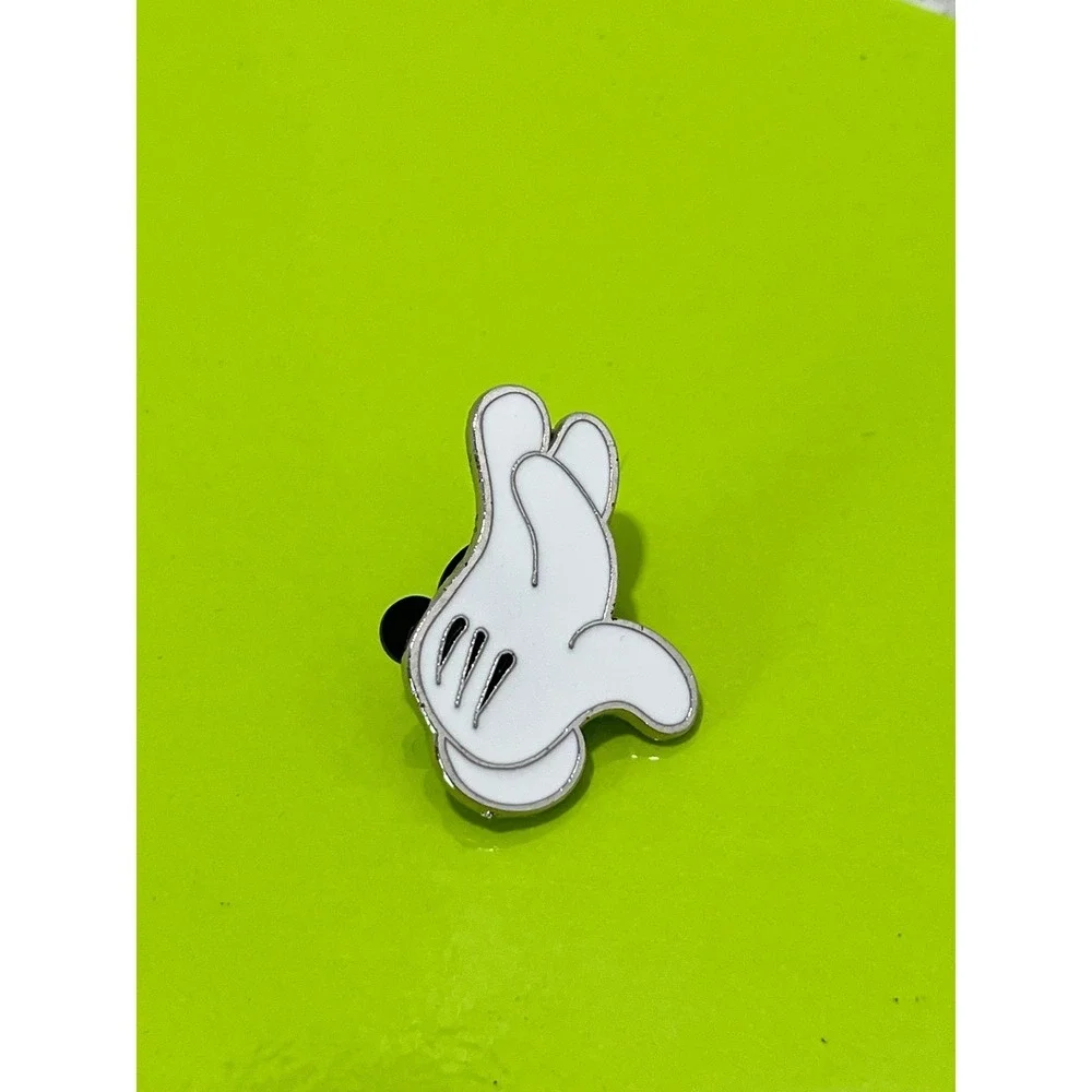 Disney Mickey Mouse White Gloved Hand Enamel Trading Pin Silver Tone Cartoon EUC